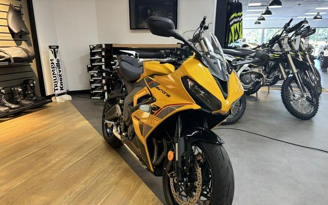 2026 Triumph Daytona 660 Cosmic Yellow / Sapphire Black