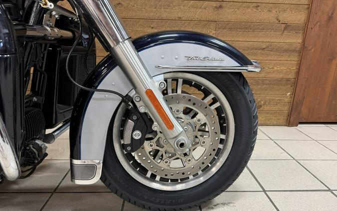 2019 Harley-Davidson® Tri Glide® Ultra Midnight Blue/Barracuda Silver FLHTCUTG