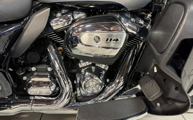 2019 Harley-Davidson® Tri Glide® Ultra Midnight Blue/Barracuda Silver FLHTCUTG