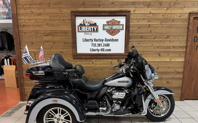 2019 Harley-Davidson® Tri Glide® Ultra Midnight Blue/Barracuda Silver FLHTCUTG