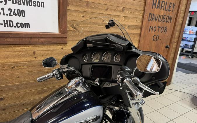 2019 Harley-Davidson® Tri Glide® Ultra Midnight Blue/Barracuda Silver FLHTCUTG