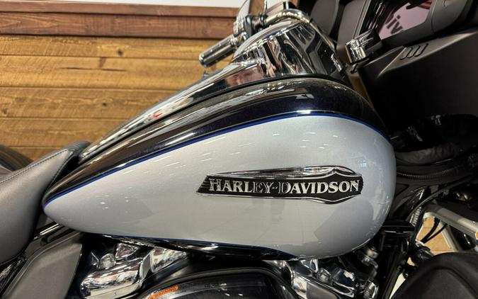 2019 Harley-Davidson® Tri Glide® Ultra Midnight Blue/Barracuda Silver FLHTCUTG