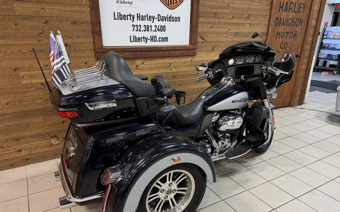 2019 Harley-Davidson® Tri Glide® Ultra Midnight Blue/Barracuda Silver FLHTCUTG