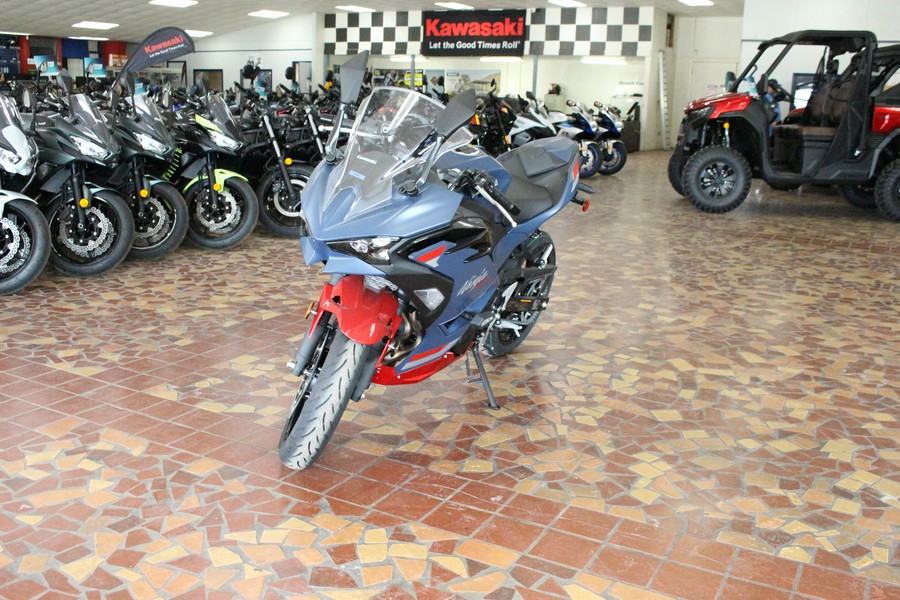 2026 Kawasaki Ninja 500 SE ABS Metallic Matte Twilight Blue/Candy Persimmon Red - TDA99957