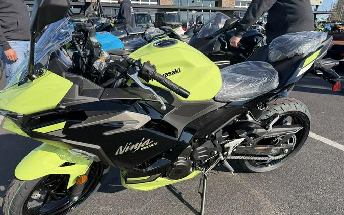 2026 Kawasaki Ninja® 500 ABS Metallic Yellowish Green/Ebony