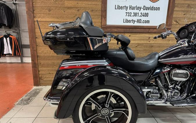 2020 Harley-Davidson® CVO™ Tri Glide® Black Stardust w/ Magnetic Gray & Wicked Red FLHTCUTGSE