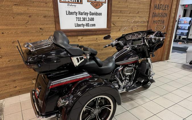 2020 Harley-Davidson® CVO™ Tri Glide® Black Stardust w/ Magnetic Gray & Wicked Red FLHTCUTGSE