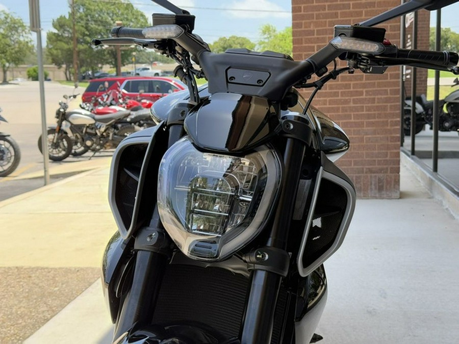2025 Ducati Diavel V4 Thrilling Black
