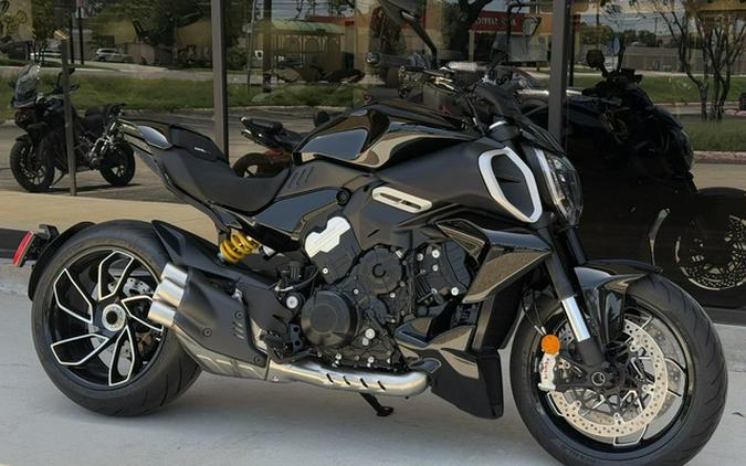 2025 Ducati Diavel V4 Thrilling Black