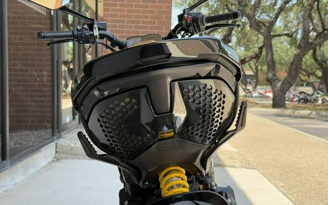 2025 Ducati Diavel V4 Thrilling Black