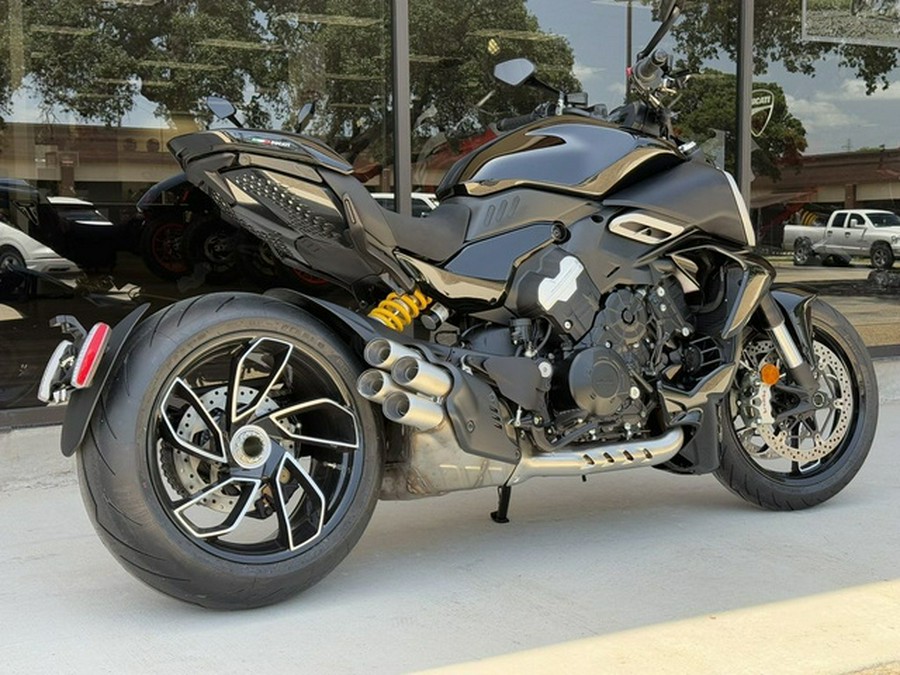 2025 Ducati Diavel V4 Thrilling Black