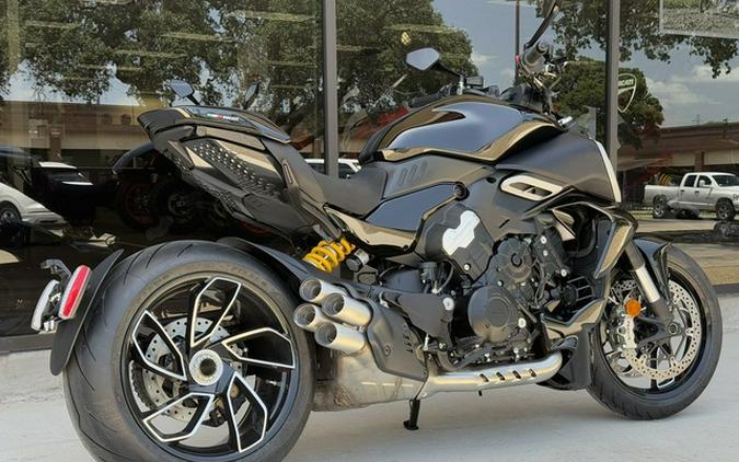 2025 Ducati Diavel V4 Thrilling Black