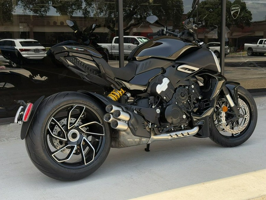 2025 Ducati Diavel V4 Thrilling Black