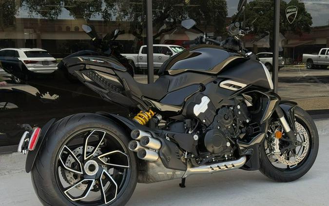 2025 Ducati Diavel V4 Thrilling Black