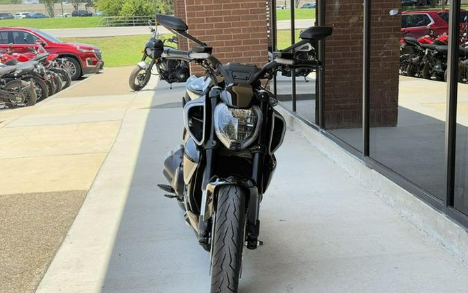 2025 Ducati Diavel V4 Thrilling Black