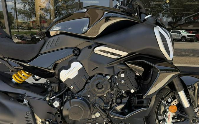 2025 Ducati Diavel V4 Thrilling Black