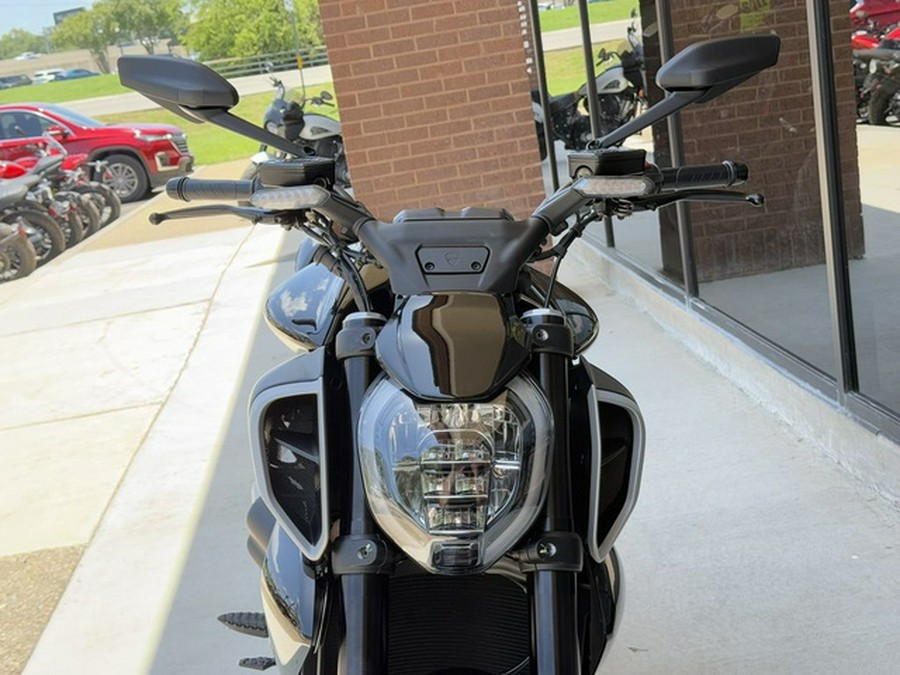 2025 Ducati Diavel V4 Thrilling Black