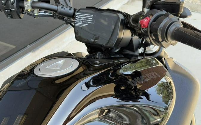 2025 Ducati Diavel V4 Thrilling Black