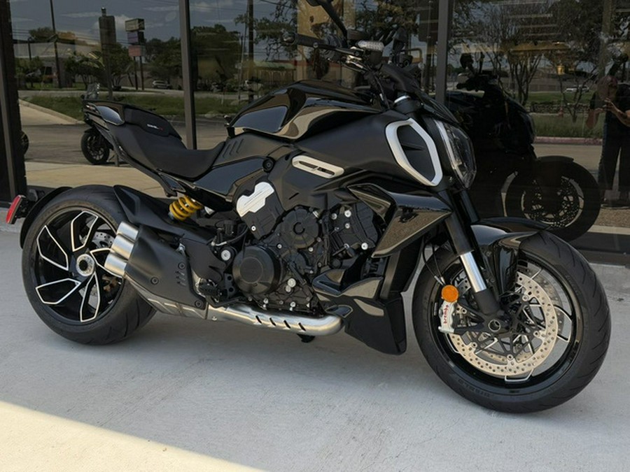 2025 Ducati Diavel V4 Thrilling Black