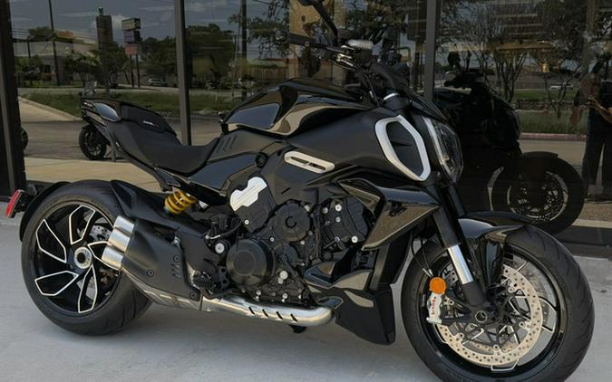 2025 Ducati Diavel V4 Thrilling Black