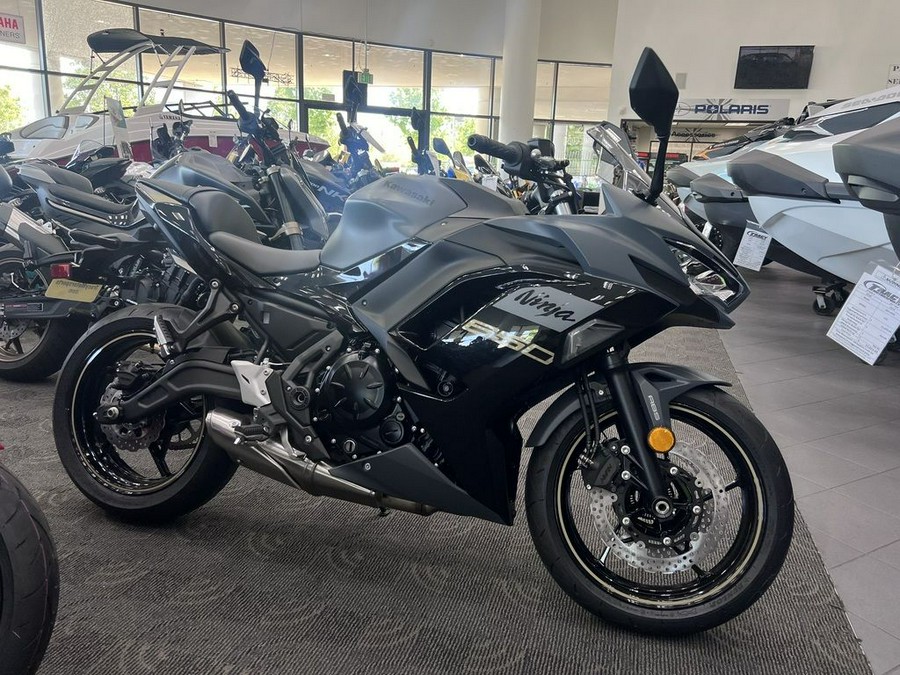 2024 Kawasaki Ninja® 650 ABS Metallic Matte Dark Gray/Metallic Spark Black