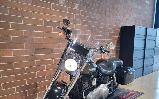 2016 Harley-Davidson® Switchback™ Vivid Black FLD103