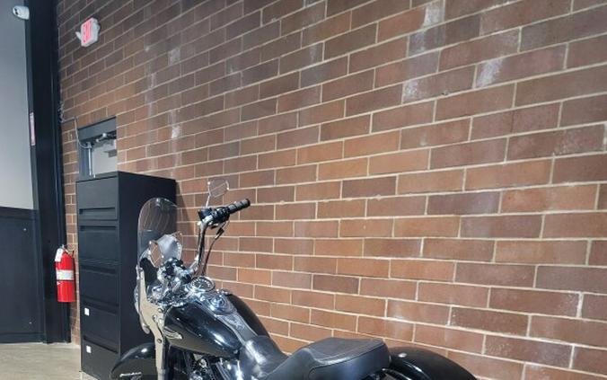 2016 Harley-Davidson® Switchback™ Vivid Black FLD103
