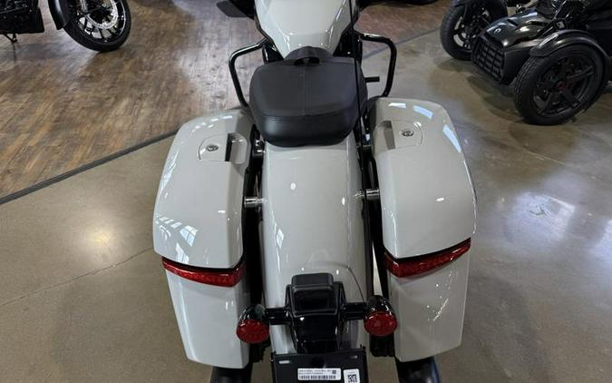 2026 Indian Motorcycle® Chieftain® PowerPlus Dark Horse® 112 Chalk with Black Metallic