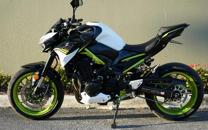 2021 Kawasaki Z900 ABS Pearl Blizzard White/Metallic Spark Black