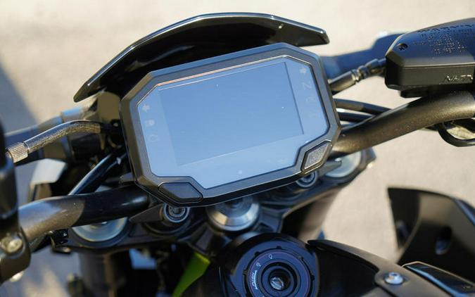 2021 Kawasaki Z900 ABS Pearl Blizzard White/Metallic Spark Black