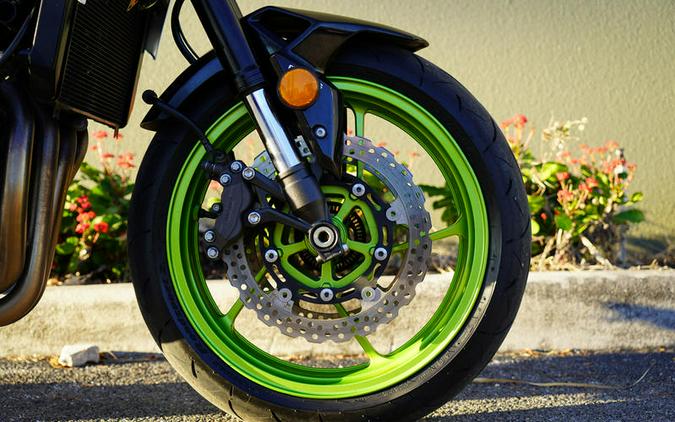 2021 Kawasaki Z900 ABS Pearl Blizzard White/Metallic Spark Black