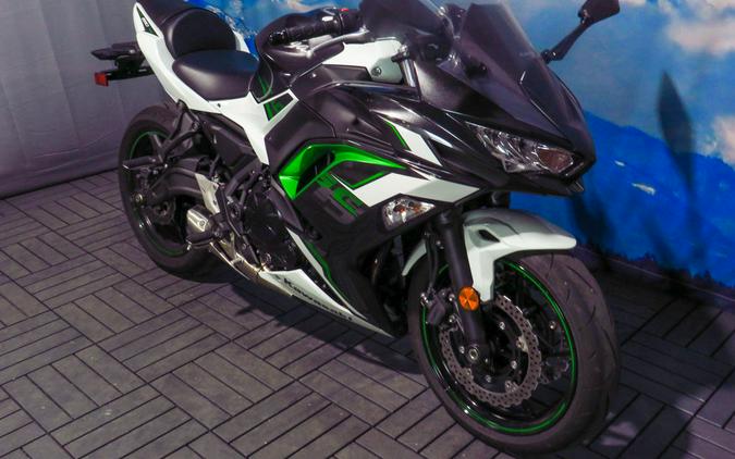 2022 Kawasaki Ninja® 650 ABS Pearl Robotic White/Metallic Carbon Gray