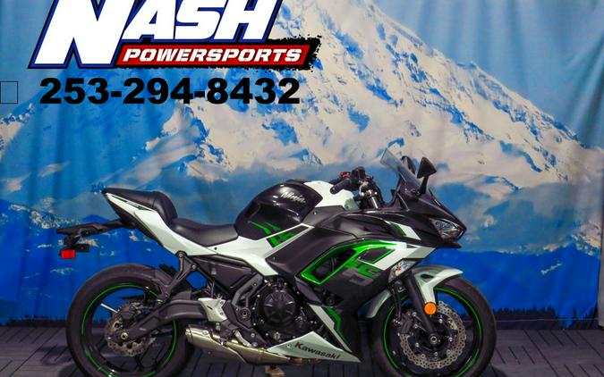 2022 Kawasaki Ninja® 650 ABS Pearl Robotic White/Metallic Carbon Gray