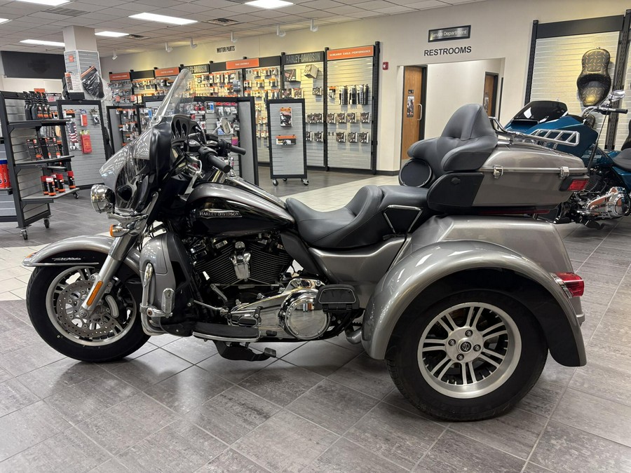 2017 Harley-Davidson® Tri Glide® Ultra Two-Tone Billet Silver/Vivid Black