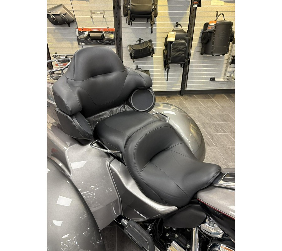2017 Harley-Davidson® Tri Glide® Ultra Two-Tone Billet Silver/Vivid Black