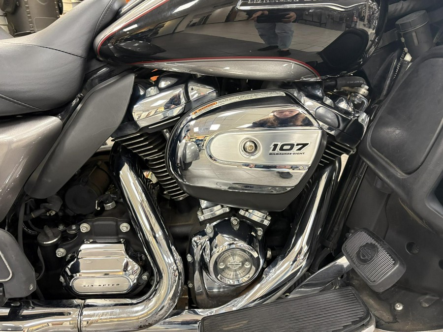 2017 Harley-Davidson® Tri Glide® Ultra Two-Tone Billet Silver/Vivid Black
