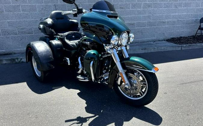 2016 Harley-Davidson® Tri Glide® Ultra Two-Tone Deep Jade Pearl/Vivid Black