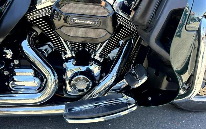 2016 Harley-Davidson® Tri Glide® Ultra Two-Tone Deep Jade Pearl/Vivid Black