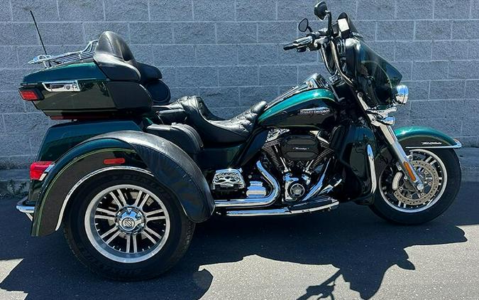 2016 Harley-Davidson® Tri Glide® Ultra Two-Tone Deep Jade Pearl/Vivid Black