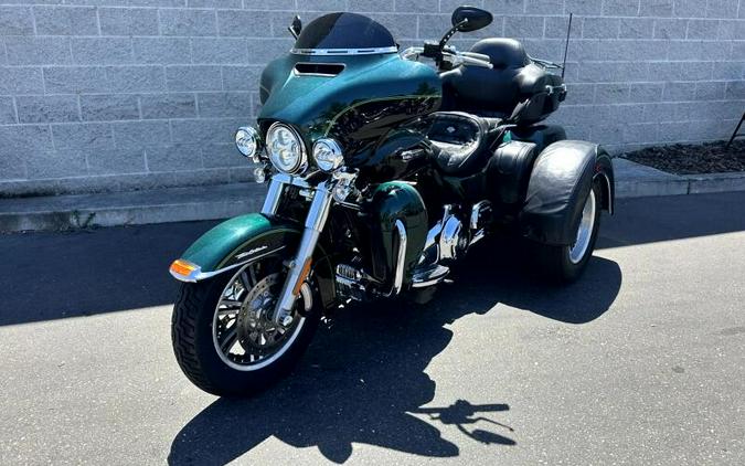 2016 Harley-Davidson® Tri Glide® Ultra Two-Tone Deep Jade Pearl/Vivid Black