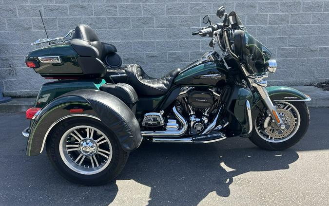 Harley-Davidson® Tri Glide® Ultra 2016 Two-Tone Deep Jade Pearl/Vivid Black