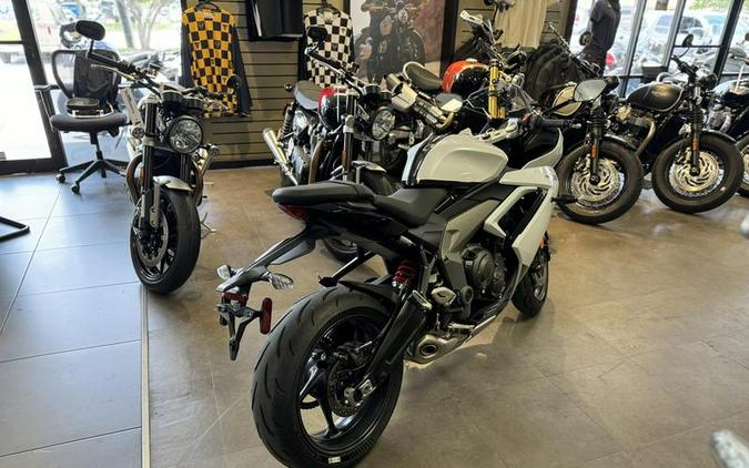 2025 Triumph Daytona 660 Snowdonia White/Sapphire Black