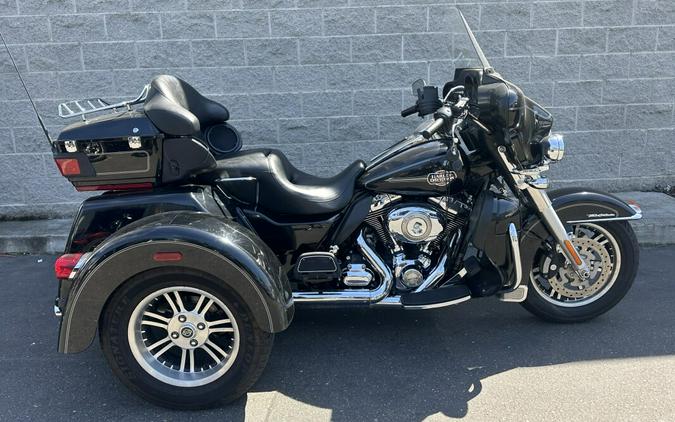 Harley-Davidson® Tri Glide® Ultra Classic 2012 BLACK W/ PINSTRIPE