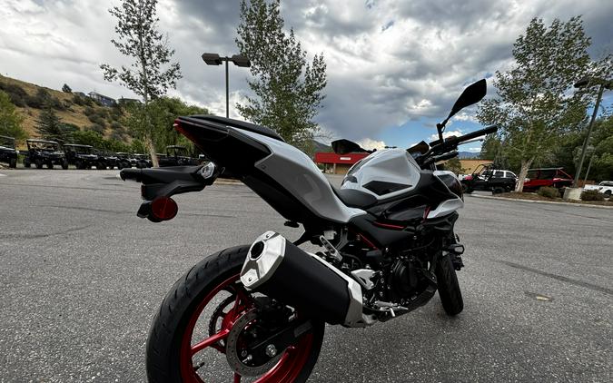 2026 Kawasaki Z500 SE ABS Pearl Blizzard White/Ebony - KM3119