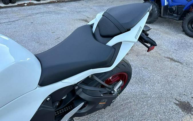 2024 Kawasaki Ninja® ZX™-6R ABS Pearl Robotic White/Metallic Graphite Gray