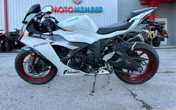 2024 Kawasaki Ninja® ZX™-6R ABS Pearl Robotic White/Metallic Graphite Gray