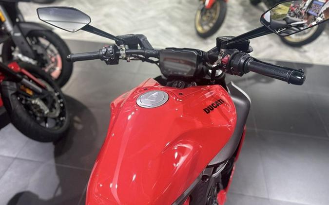 2025 Ducati Diavel V4 Ducati Red V4