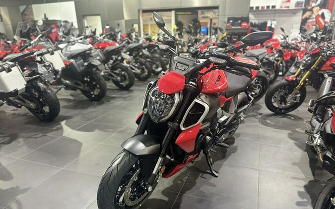 2025 Ducati Diavel V4 Ducati Red V4