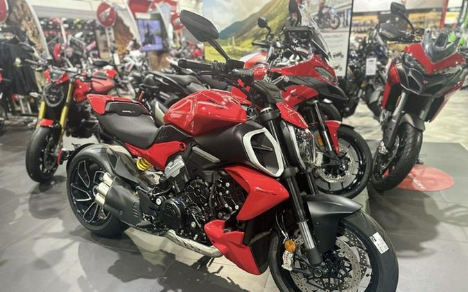 2025 Ducati Diavel V4 Ducati Red V4