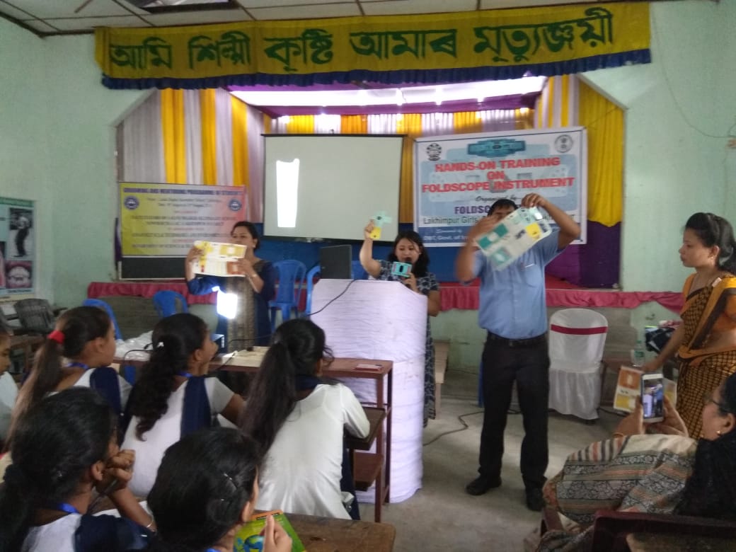 Practical-Demonstration-of-Foldscope-to-Students.jpeg